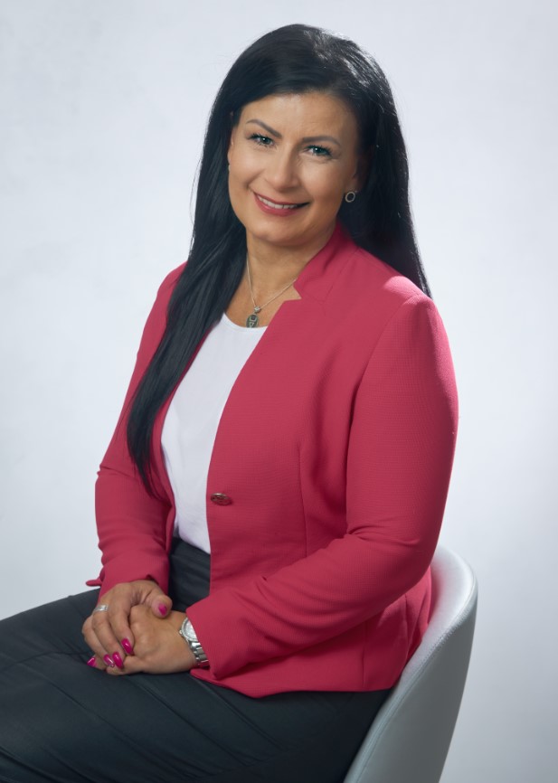 Aleksandra Kulpan — portret w pozycji siedzącej